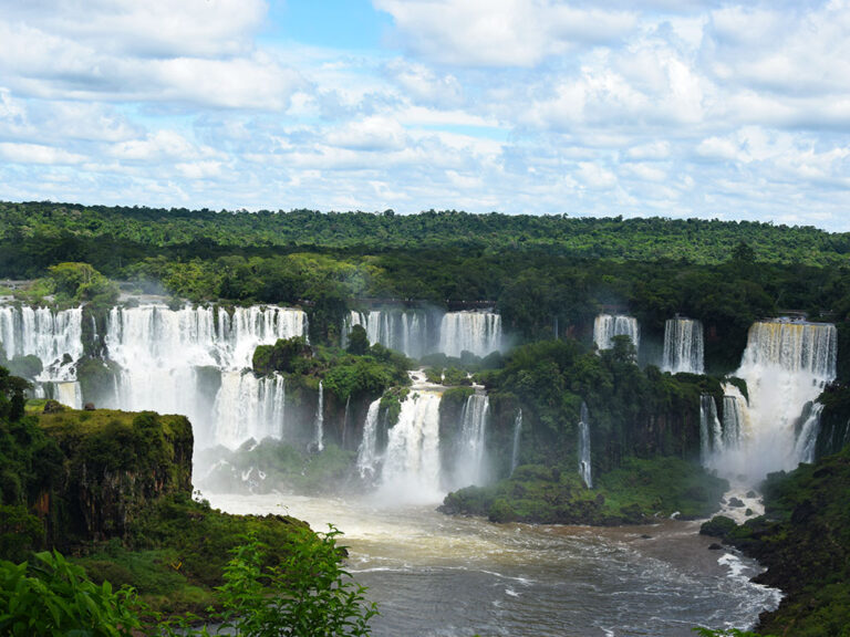Lee más sobre el artículo Cataratas del Iguazú: Argentina o Brasil?