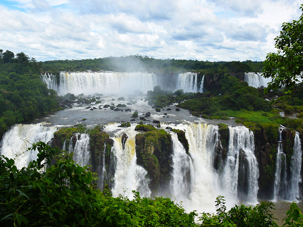 Cataratas-del-Iguazu-Argentina-o-Brasil