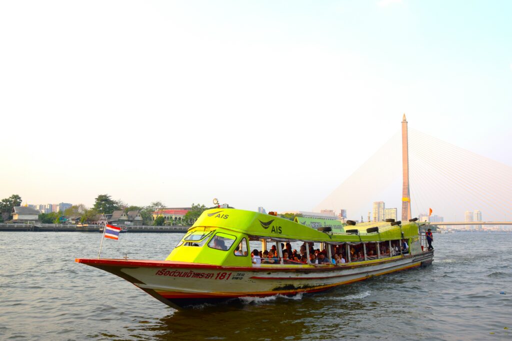 Moverte con el Chao Phraya eExspress por Bangkok